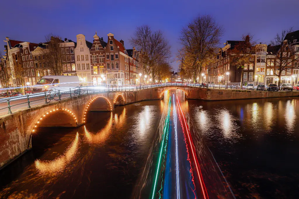 amsterdam- nuit leader.webp